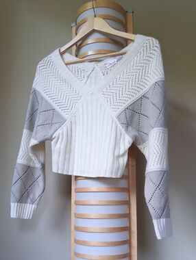 P14 L18 Crochet Knit V‑Neck Pullover with Contrast Panels - Cream & Light Gray